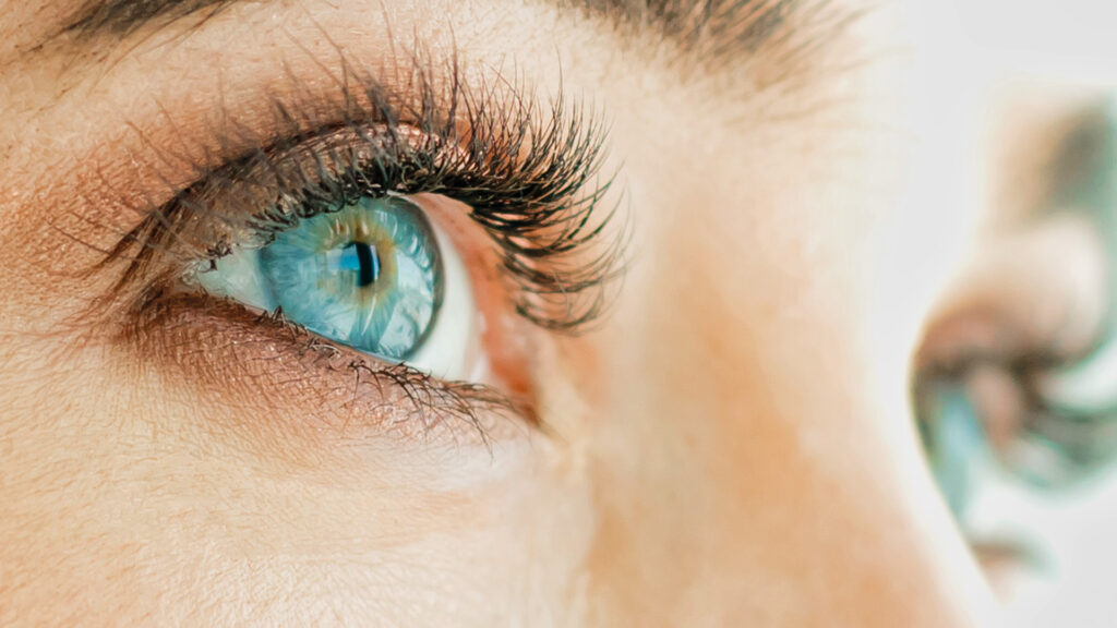 Alles im Blick
Schielen ist kein rein kosmetisches Problem, sondern kann zu starken Sehbehinderungen führen. Ebenso kann diese Fehlstellung der Augen ein Hinweis auf andere schwerwiegende Erkrankungen sein.
Schielen, auch Strabismus genannt, ist eine Fehlstellung der Augen. Während sich normalerweise beide Augen parallel in die gleiche Richtung bewegen, kommt beim Schielen ein Auge zeitweise ...